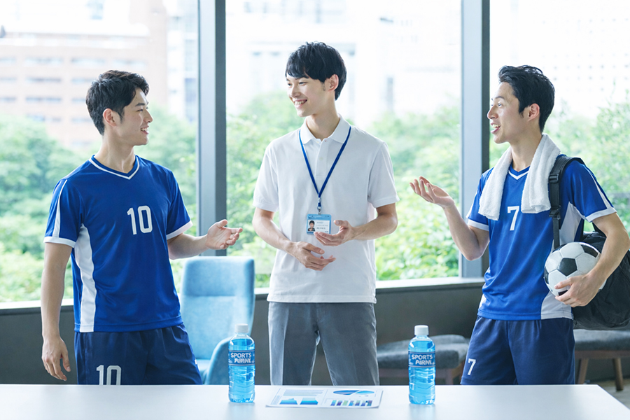 男性の公認スポーツ栄養士がチームミーティングで食事の説明をしている様子